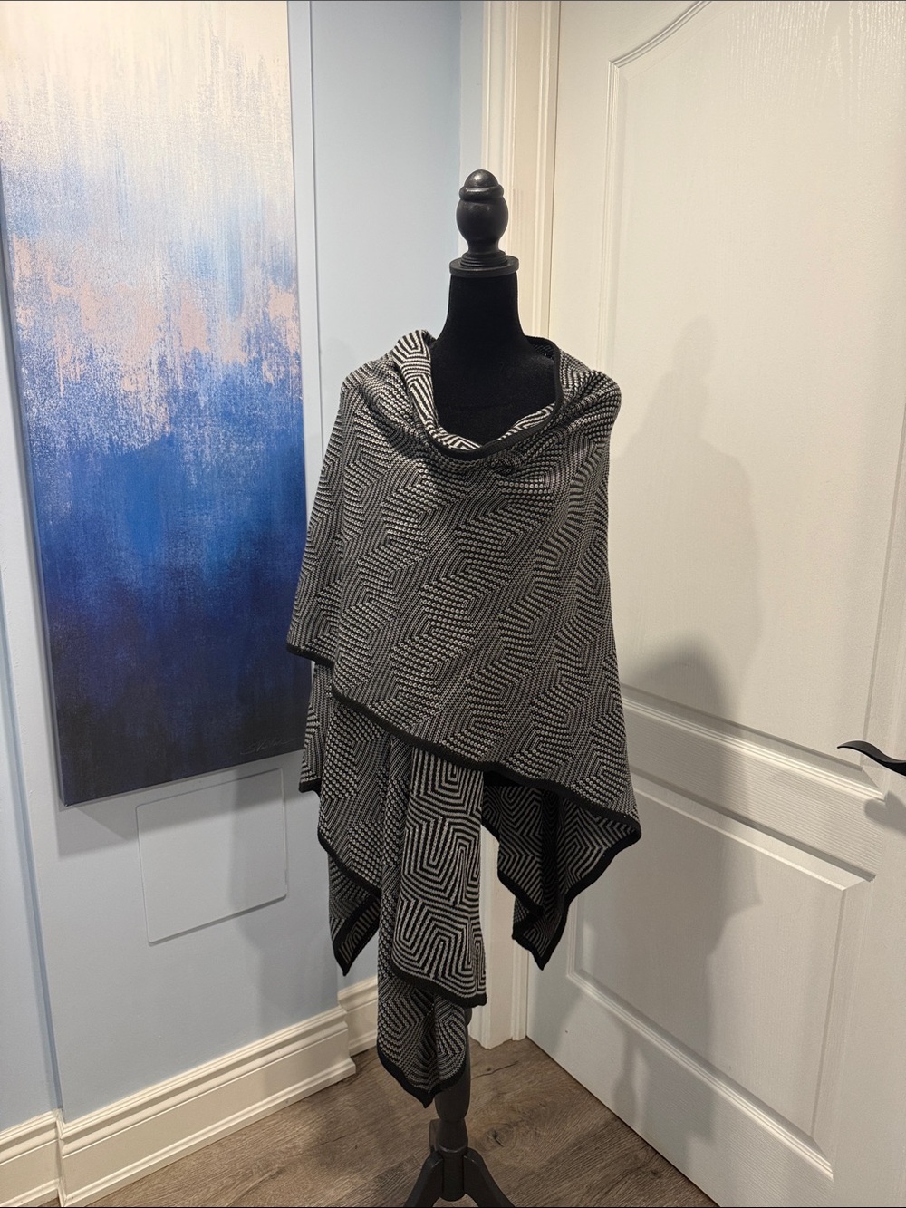 Kensie Black & White Open-Front Geometric Knit Poncho